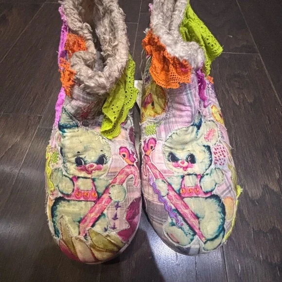 Magnolia Pearl Colorful Bunny Print Slippers. Pristine Condition, Never Worn - Picture 2 of 8